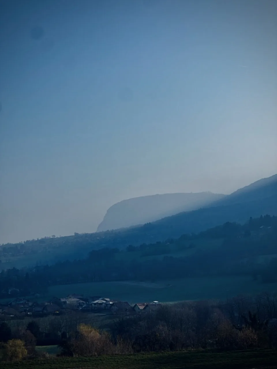 Présilly, les champs et la montagne dans la brume, photographiés par Rodric